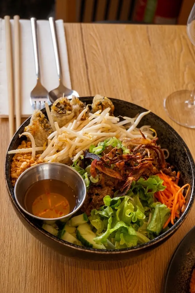 Bo bún : bœuf sauté, vermicelles, salade et crudités