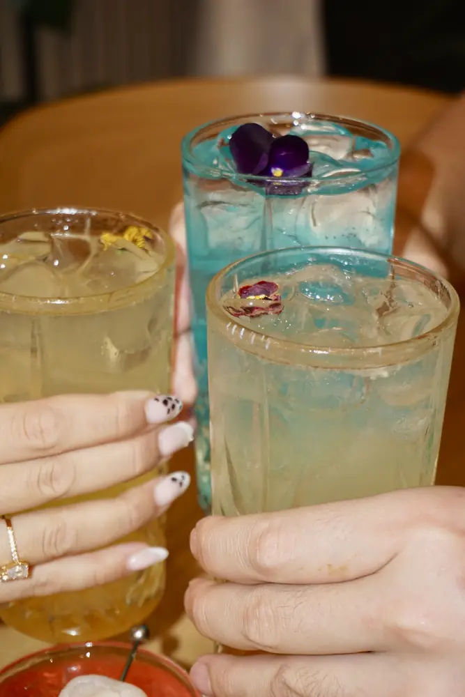 Cocktails bleus et citronnés qui trinquent