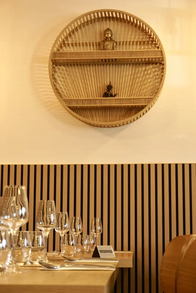 Étagère ronde en bambou et boiseries de la salle du restaurant