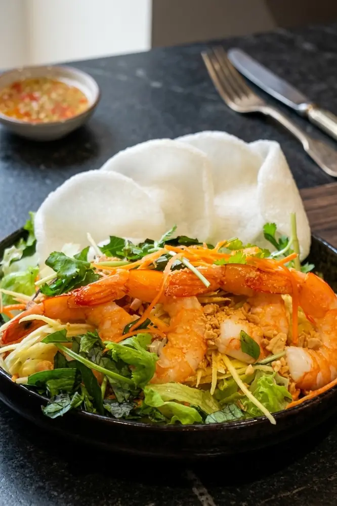 Salade de crevettes aux herbes, carottes et chips de crevette