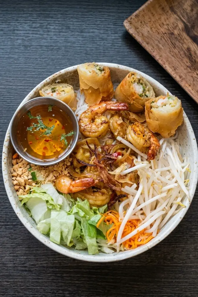 Bol de vermicelles aux crevettes, nems croustillants et nuoc-mâm